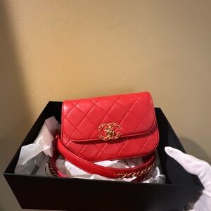 CHANEL
Lambskin Quilted Chain Infinity Waist
Belt Bag Red pink